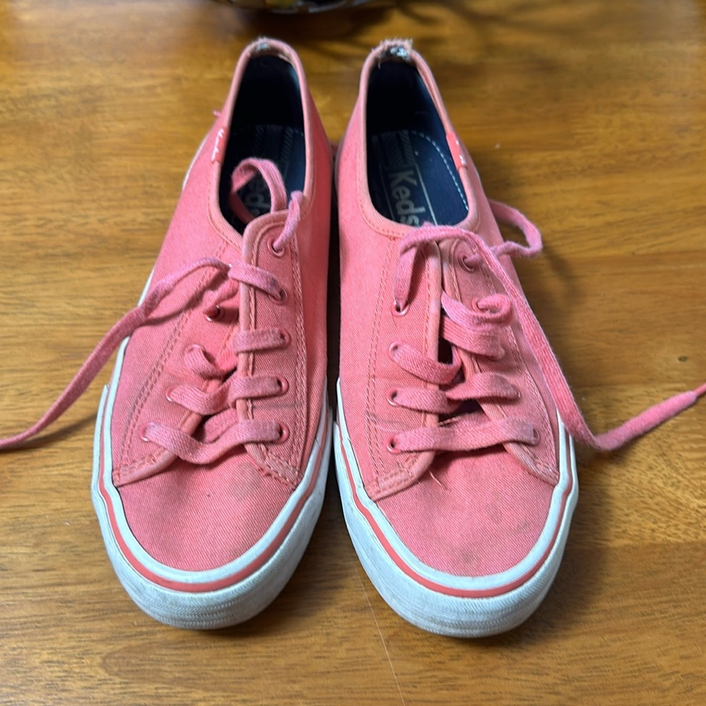Keds size 6 women’s canvas lace up tennis shoes. Bisque, orange/pink blend.